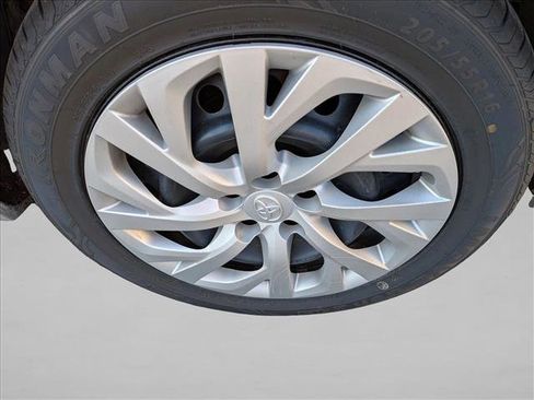 Used 2018 Toyota Corolla LE image 11