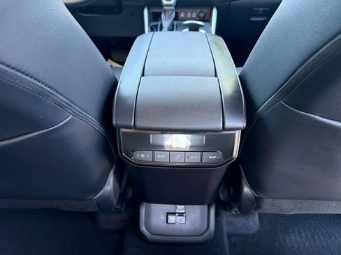 Used 2023 Toyota Highlander XLE FWD image 18