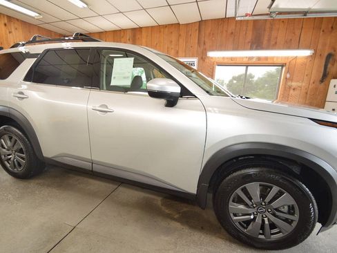 Used 2025 Nissan Pathfinder SV w/ SV Premium Package AWD/4WD image 4