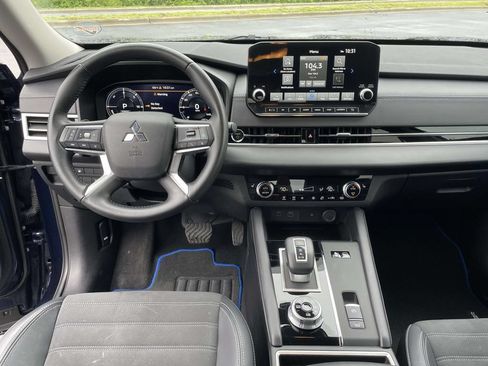 Used 2025 Mitsubishi Outlander SE AWD/4WD image 4