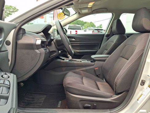 Used 2024 Nissan Altima 2.5 SV FWD image 15