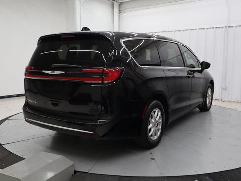 Used 2025 Chrysler Pacifica Select FWD image 3