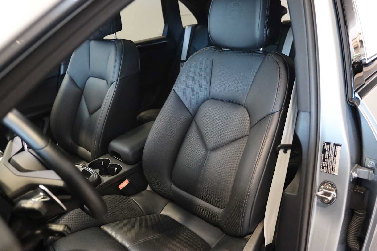 Used 2025 Porsche Macan AWD/4WD image 5
