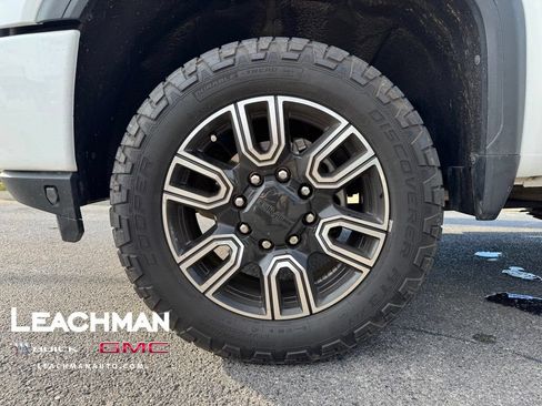 Used 2020 GMC Sierra 2500 AT4 w/ AT4 Premium Package AWD/4WD image 8