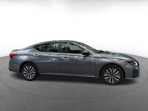 Used 2025 Nissan Altima 2.5 SV FWD image 14