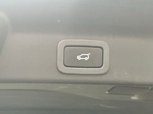 Used 2018 Jaguar F-PACE R-Sport image 9