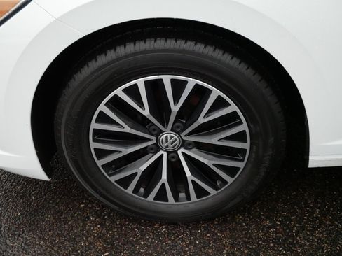 Used 2019 Volkswagen Jetta SE w/ Cold Weather Package image 15