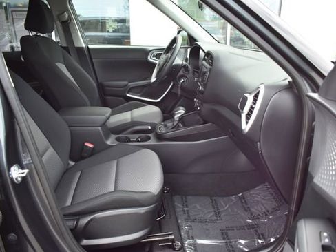 Used 2025 Kia Soul LX w/ LX Technology Package FWD image 34