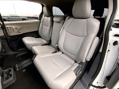 Used 2022 Toyota Sienna XLE image 26