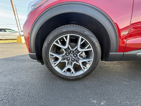 Used 2025 Ford Explorer Platinum w/ Ultimate Package image 9