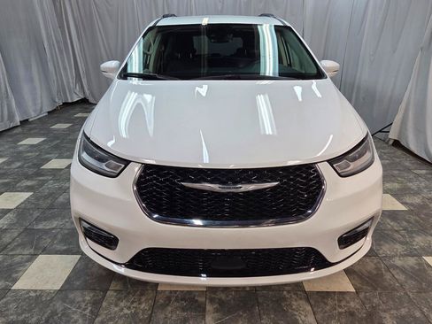 Used 2022 Chrysler Pacifica Touring-L FWD image 3