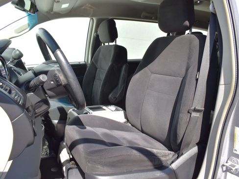 Used 2014 Chrysler Town & Country Touring FWD image 11