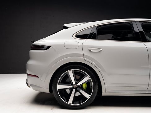 Used 2025 Porsche Cayenne Turbo image 35