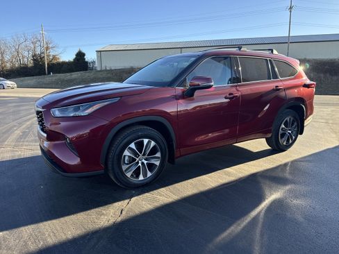 Used 2022 Toyota Highlander XLE image 2