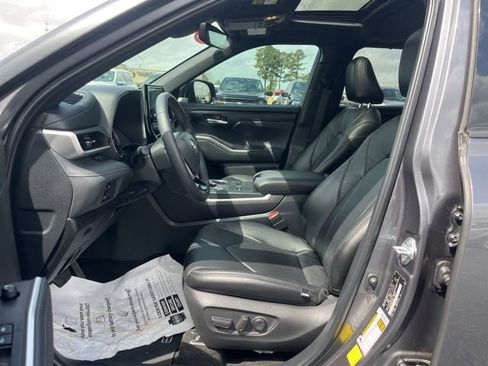 Used 2024 Toyota Highlander XSE image 12