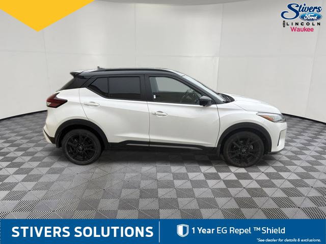 Used 2023 Nissan Kicks SR w/ SR Premium Package FWD image 5