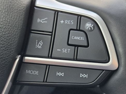 Used 2023 Toyota Highlander Platinum FWD image 22