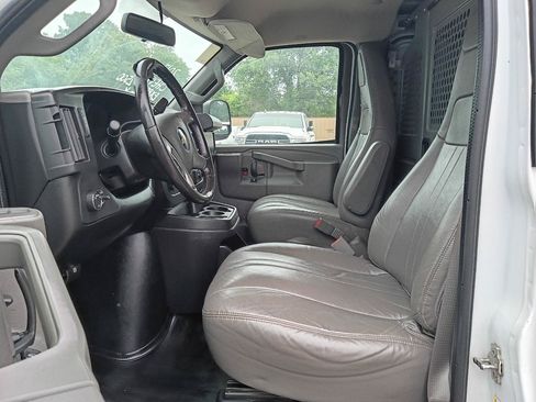 Used 2017 Chevrolet Express 2500 RWD image 15
