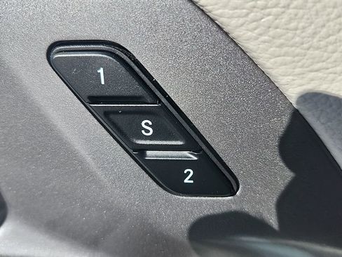 Used 2023 Chrysler Pacifica Touring-L image 34