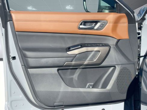 New 2025 Nissan Pathfinder Platinum w/ Black Appearance Package image 21