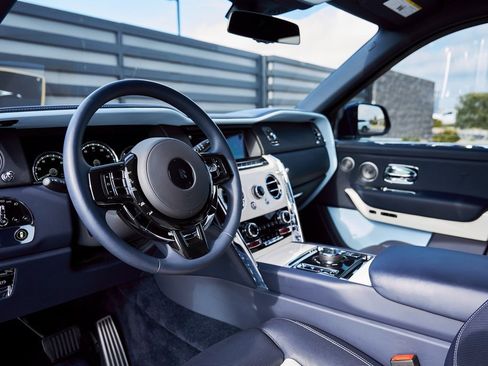 Used 2022 Rolls-Royce Cullinan w/ Cullinan Package image 2