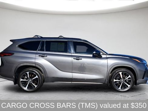 Used 2022 Toyota Highlander XSE AWD/4WD image 2