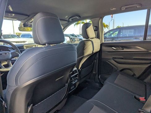 New 2025 Jeep Grand Cherokee Laredo image 9