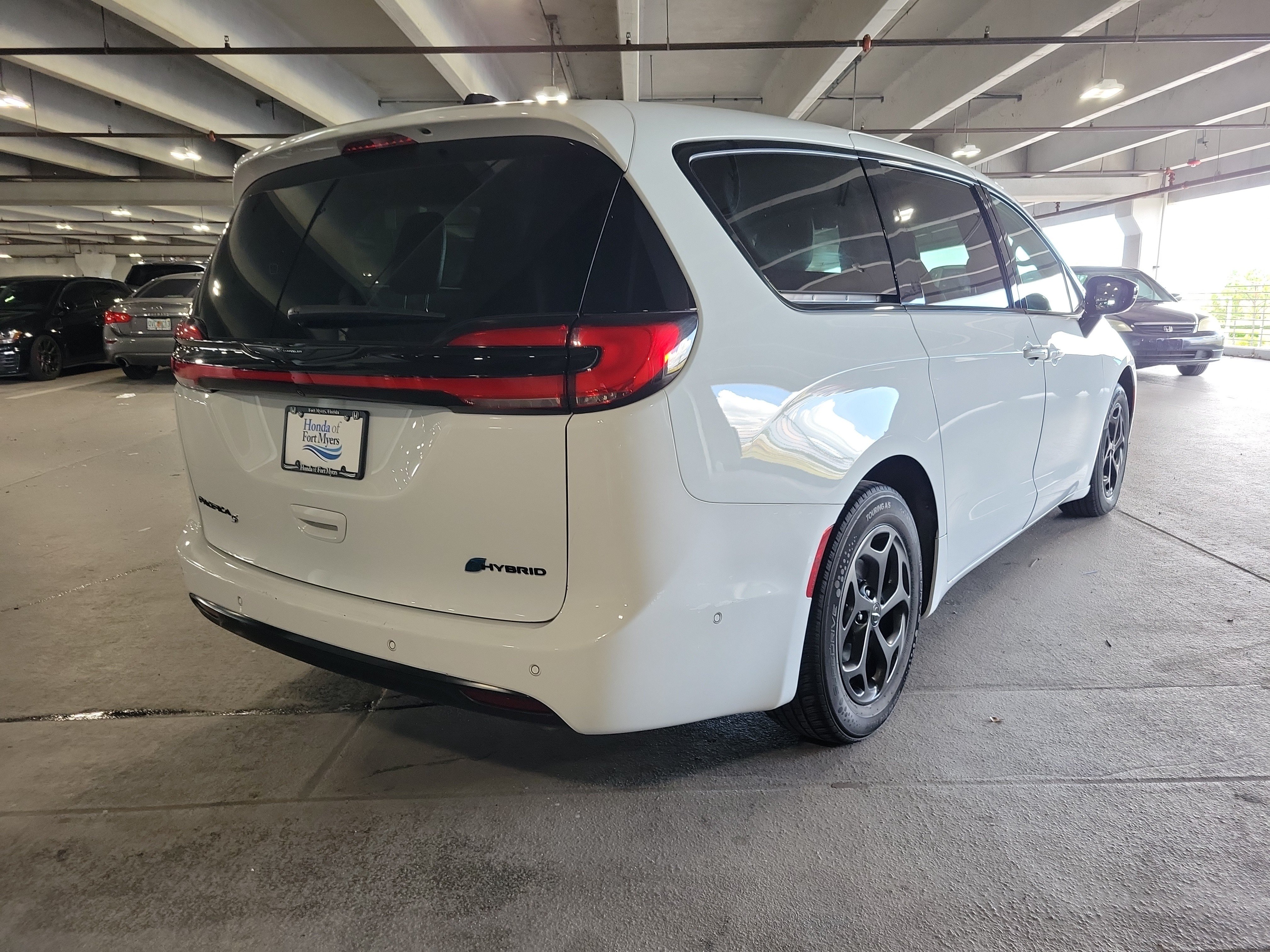 Used 2024 Chrysler Pacifica Limited FWD image 5