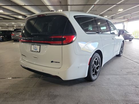 Used 2024 Chrysler Pacifica Limited FWD image 5