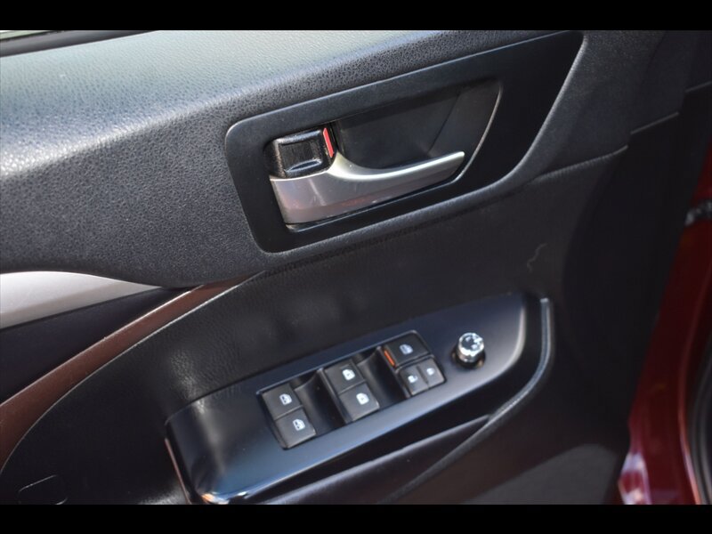 Used 2019 Toyota Highlander XLE FWD image 18