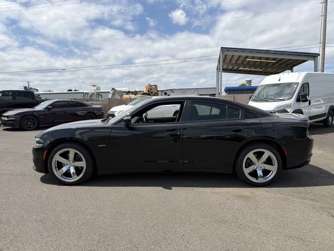 Used 2017 Dodge Charger R/T RWD image 2