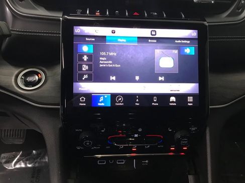 Used 2025 Jeep Grand Cherokee Limited image 18