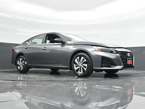 Used 2025 Nissan Altima 2.5 S FWD image 36