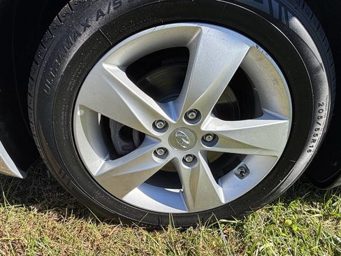 Used 2013 Hyundai Elantra GLS w/ Preferred Pkg image 12