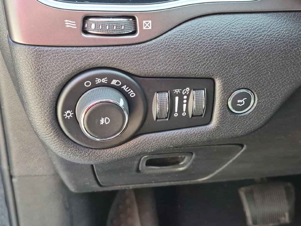Used 2019 Jeep Cherokee Limited AWD/4WD image 13