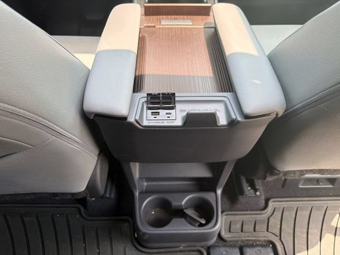 Used 2024 Toyota Sienna XLE FWD image 26