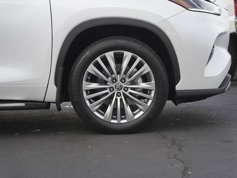 Used 2022 Toyota Highlander Platinum image 4