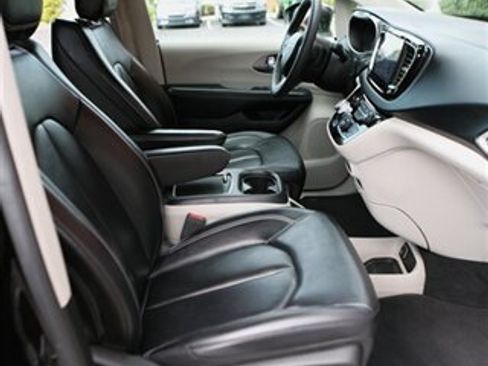 Used 2023 Chrysler Pacifica Touring-L FWD image 20