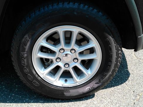 Used 2018 Jeep Grand Cherokee Laredo AWD/4WD image 28