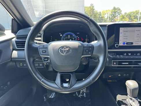 Used 2025 Toyota Camry SE FWD image 11