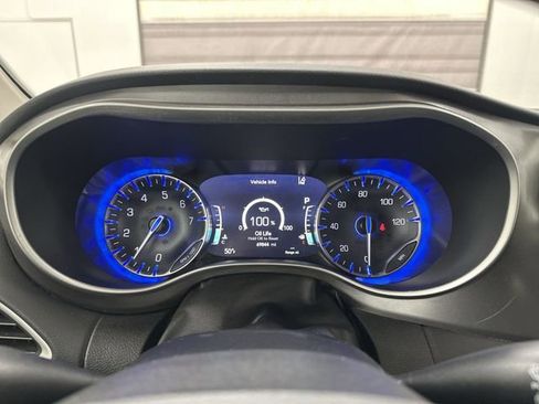 Used 2023 Chrysler Pacifica Touring-L image 11