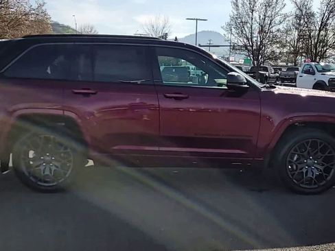 New 2026 Jeep Grand Cherokee Summit w/ Obsidian Package image 9