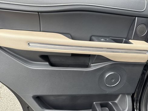 Used 2024 Ford Expedition Limited image 24