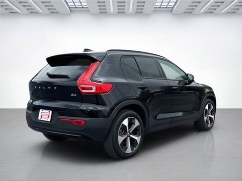 Used 2023 Volvo XC40 B4 Ultimate image 4