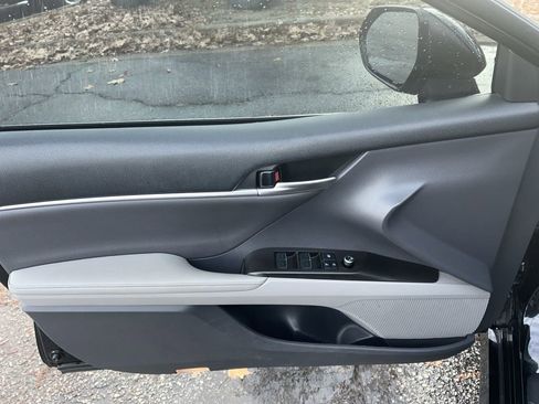 Used 2021 Toyota Camry XLE image 14