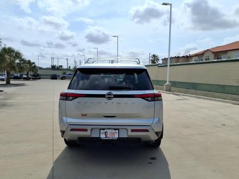 Used 2025 Nissan Pathfinder SL w/ SL Premium Package FWD image 4