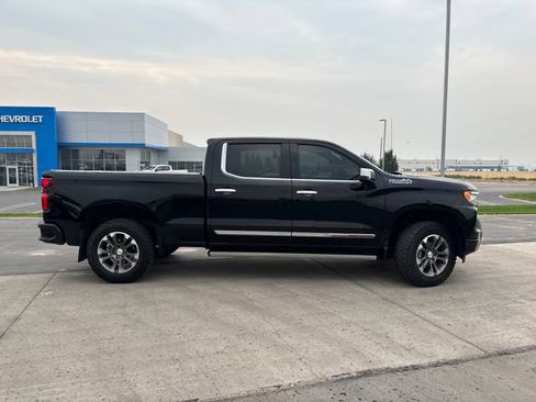 Used 2022 Chevrolet Silverado 1500 High Country w/ Technology Package AWD/4WD image 2