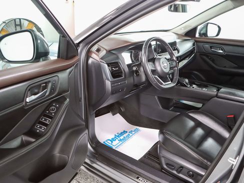 Used 2023 Nissan Rogue SL w/ SL Premium Package image 3