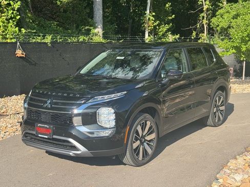 New 2025 Mitsubishi Outlander SE image 1