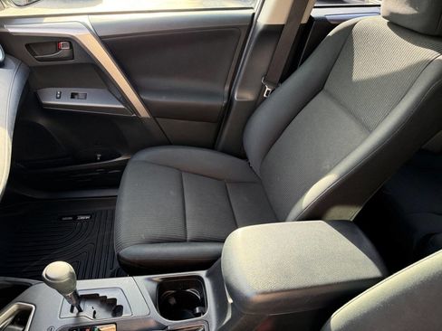 Used 2018 Toyota RAV4 LE image 11